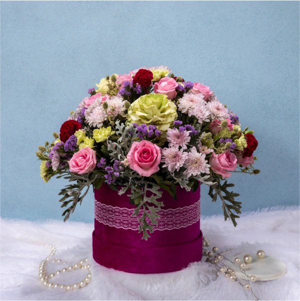 Our floral box explodes with radiant colors, reviving elegance in a modern way.